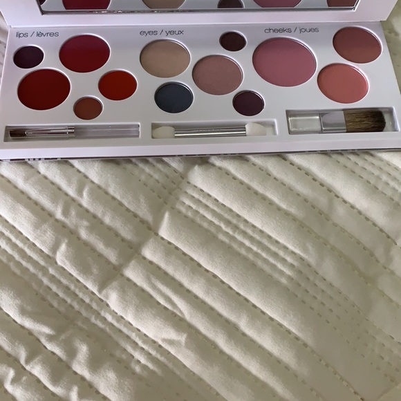 Clinique Seasons Worth of Pretty holiday 2011 kit - Picture 9 of 10